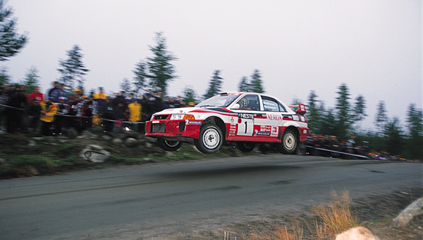 1998 Lancer evolution Mitsubishi qui fait un saut lors d'un championnat