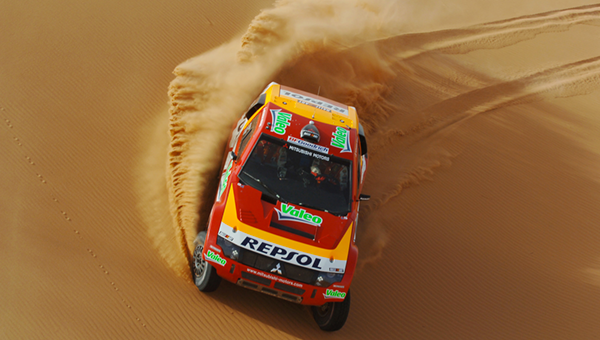 2007 Pajero Mitsubishi sur sable lors du Dakar 2007