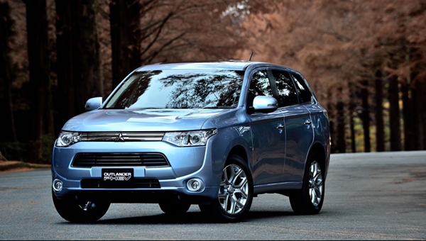 2013 Outlander PHEV hybride bleu sur une route