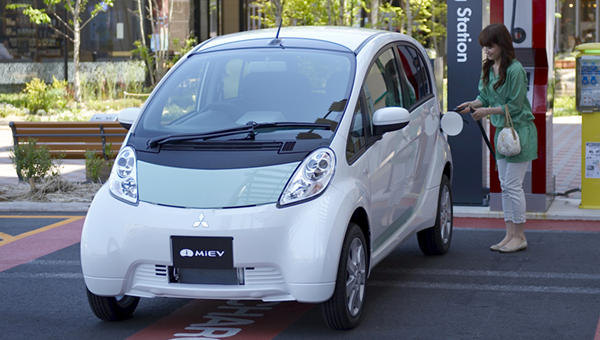 2009 i-MiEV véhicule électrique Mitsubishi de 2009 sur un parking
