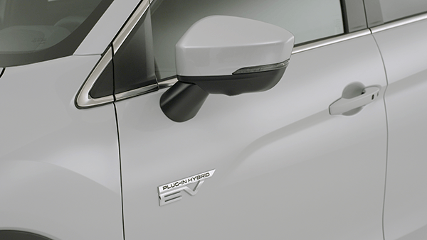 TECHNOLOGIE PHEV Fasse avant d'un Mitsubishi phev hybride blanc
