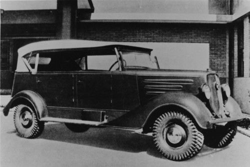 UN SIÈCLE D'AUTOMOBILE Premier véhicule à transmission intégrale lancé au