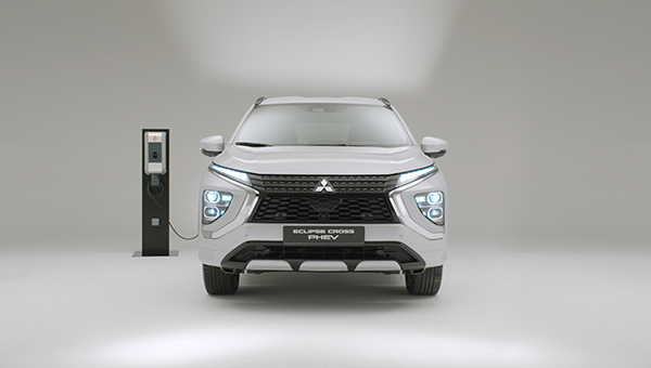 Économies et voiture hybride rechargeable Mitsubishi Eclipse Cross blanc en pleine recharge électrique