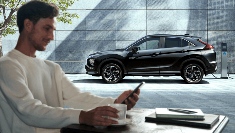 Eclipse Cross en train de recharger au loin