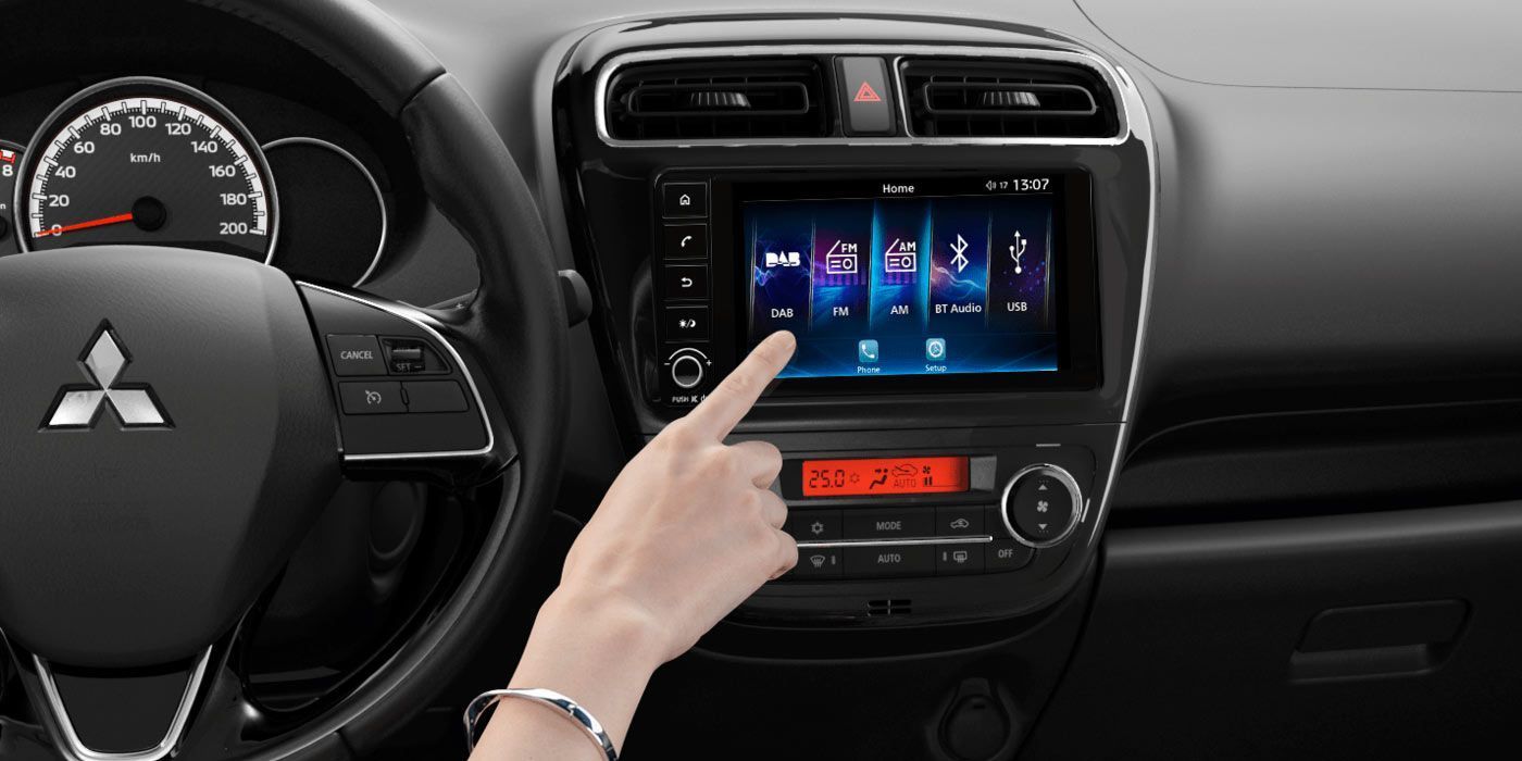 Écrin de connectivité écran central d'une voiture Mitsubishi Space Star
