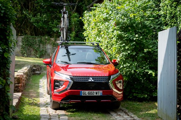 Rejoignez le club ! Mitsubishi Eclipse cross rouge garé dans un jardin