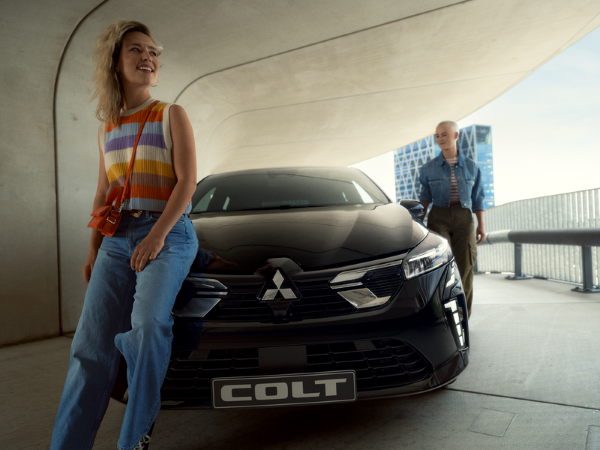 Réservez un esssai Véhicule Mitsubishi colt bleu dans un parking