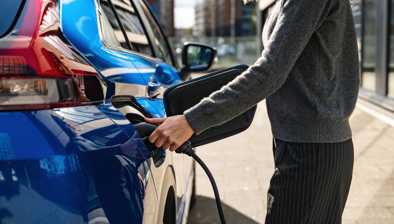 BRANCHEZ VOTRE VEHICULE branchement d'un véhicule éléctrique hybride