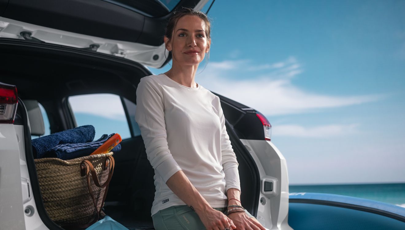 Des voitures pour tous, mais pas n’importe qui ! femme assise dans le coffre d'un véhicule mitsubishi
