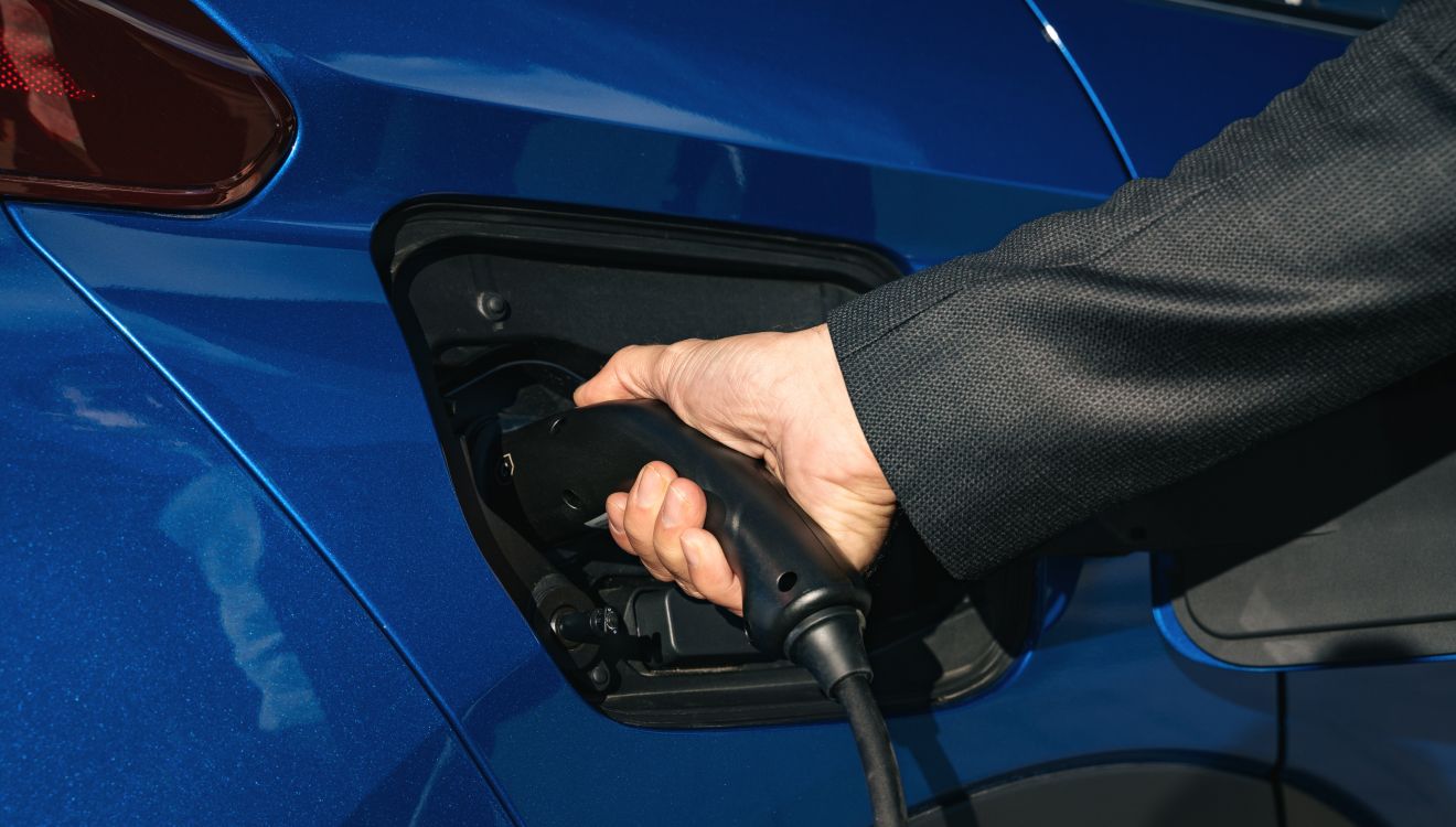 Recharger sa voiture hybride rechargeable, combien ça coute ? mise en place d'un chargeur dans un véhicule hybride