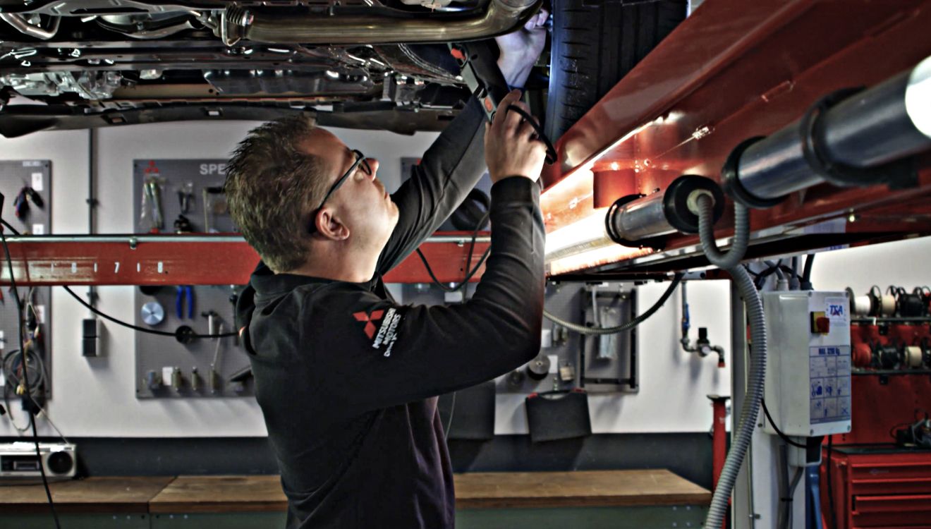 Trouvez un atelier à proximité technicien Mitsubishi en train de réparer un véhicule