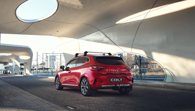 Personnalisez votre COLT ! Véhicule Mitsubishi colt rouge stationné