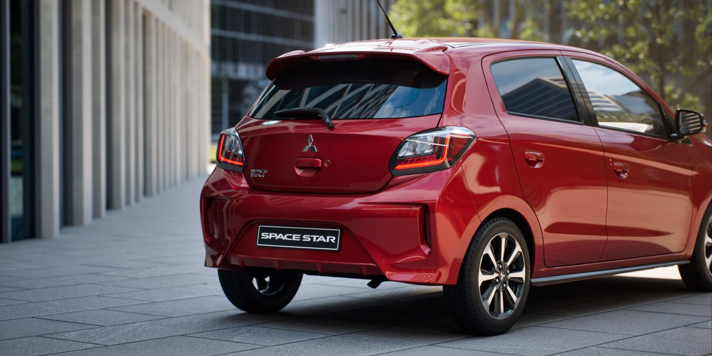 Personnalité lumineuse voiture Mitsubishi Space Star rouge garé