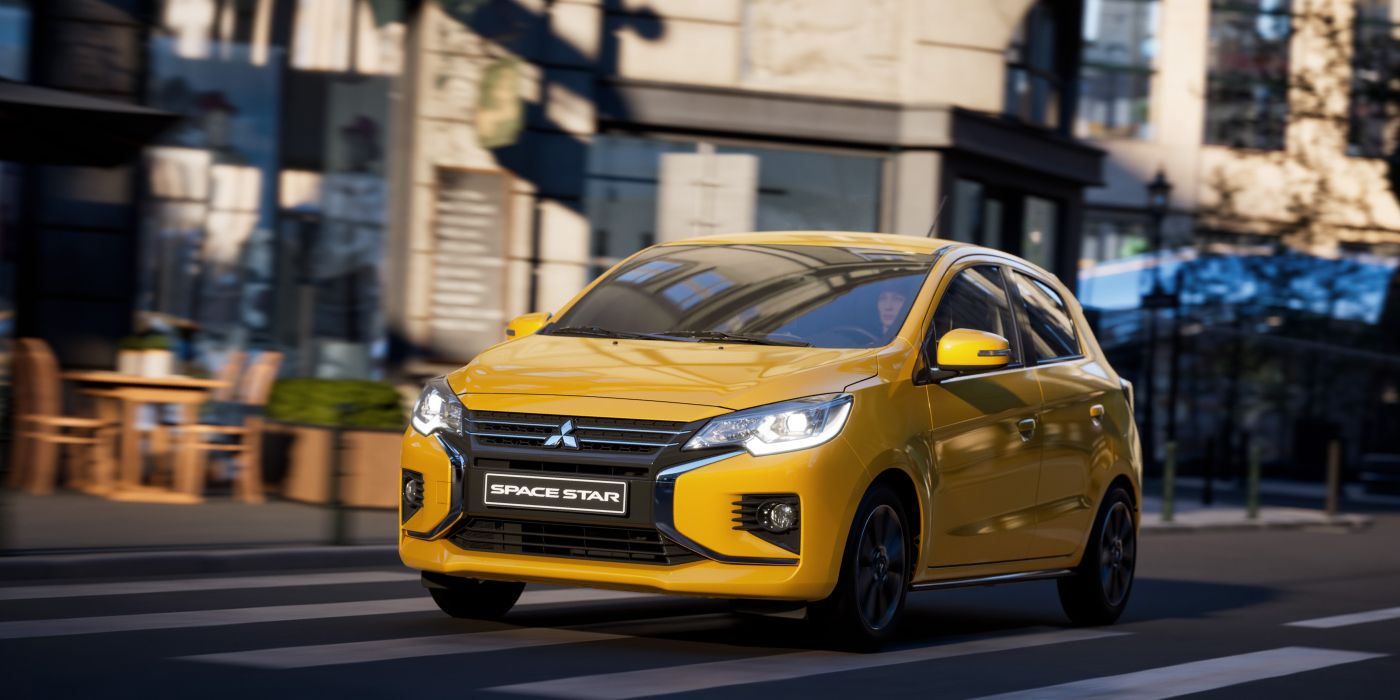 Regard hypnotique voiture Mitsubishi Space Star jaune sur route