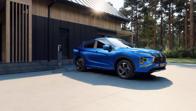TAXE SUR L’AFFECTATION DE VEHICULES A DES FINS ECONOMIQUES (Dite TVE, Ex TVS) Eclipse Cross bleu garé dans un garage