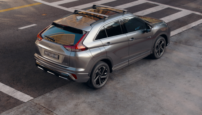 Personnalisez votre ECLIPSE CROSS ! Véhicule Mitsubishi gris stationné