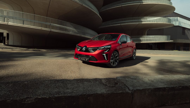 COLT Voiture colt Mitsubishi rouge