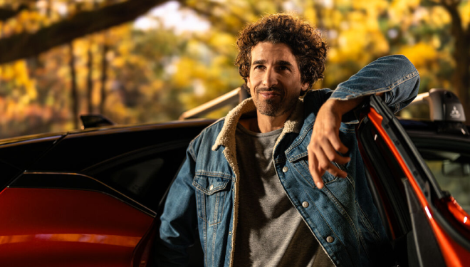 En bref Homme qui se tient à la porte d'une voiture Mitsubishi