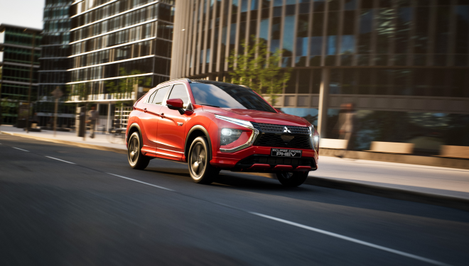 Plus de Sensations, Moins de CO2 avec la Technologie Hybride Rechargeable Eclipse cross Mitsubishi rouge sur route