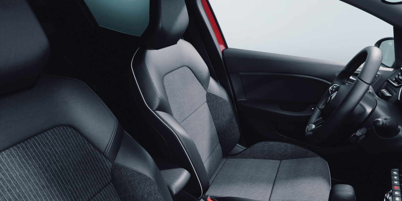 Présentation soignée sièges intérieur voiture Mitsubishi Colt
