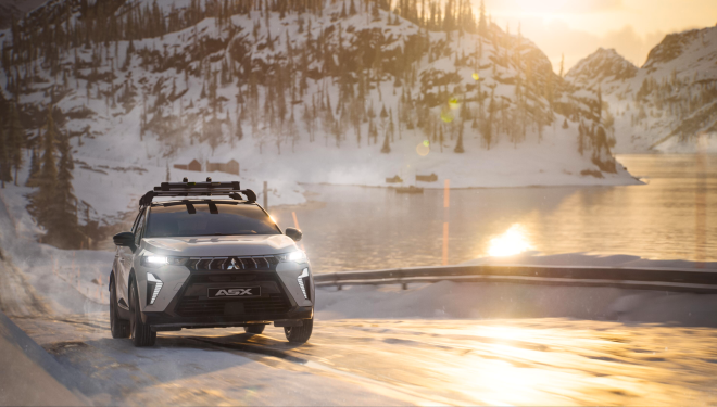 Personnalisez votre ASX ! Véhicule Mitsubishi asx sur route avec un coffre de toit